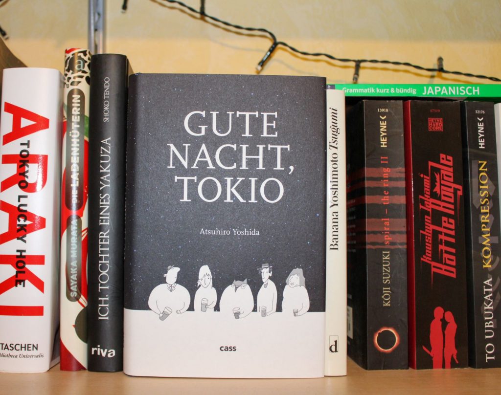 Buchcover von Atsuhiro Yoshidas Roman »Gute Nacht, Tokio« die weißen Silliouetten von fünf Personen, die mit dem Kopf zur »Kamera« an einem Tresen sitzen. Die in der Mitte hat einen Nachteulenkopf. Im Hintergrund ein Nachthimmel mit kleinen Sternen.