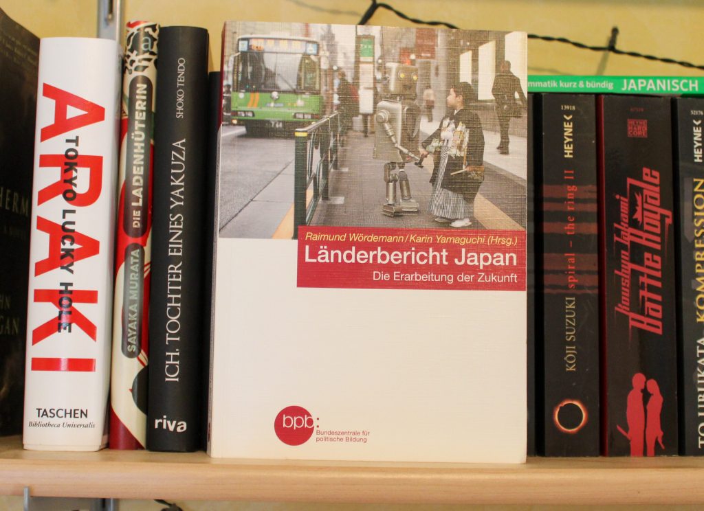 "Länderbericht Japan" mit dem Cover nach vorne im Buchregal stehend.