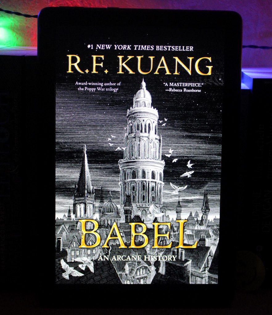 E-Book-Cover von "Babel", zeigt in einer Bleistiftzeichnung den titelgebenden Turm inmitten der malerischen historischen Kulisse von Oxford.