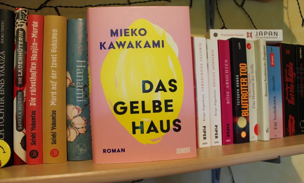 Gebundene Ausgabe des Roman "Das gelbe Haus". Zeigt eine gemalte gelbe Zitrone vor Rosa hintergrund.
